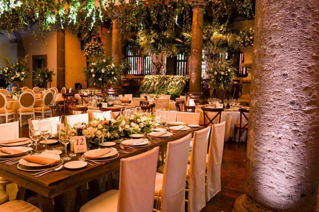 Museo Casa de la Bola es un grán salón de fiestas para bodas y banquetes en la noche en la Ciudad de México.