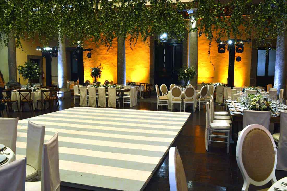Museo Casa de la Bola es un grán salón de fiestas para bodas y banquetes en la noche en la Ciudad de México.